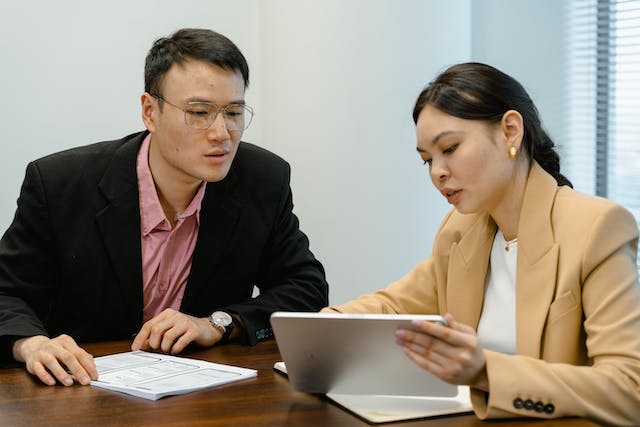 landlord-talking-to-tenant