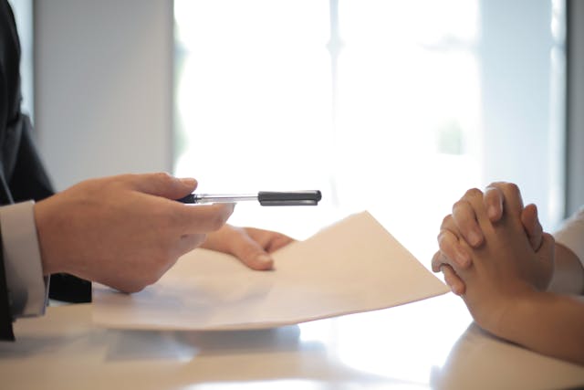lease-agreement-signing